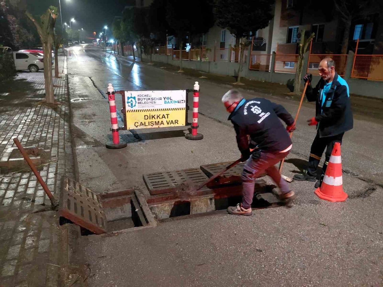 KOCAELİ BÜYÜKŞEHİR BELEDİYESİ EKİPLERİ, YAKLAŞAN KURBAN BAYRAMI DOLAYISIYLA KENT GENELİNDEKİ YOL...