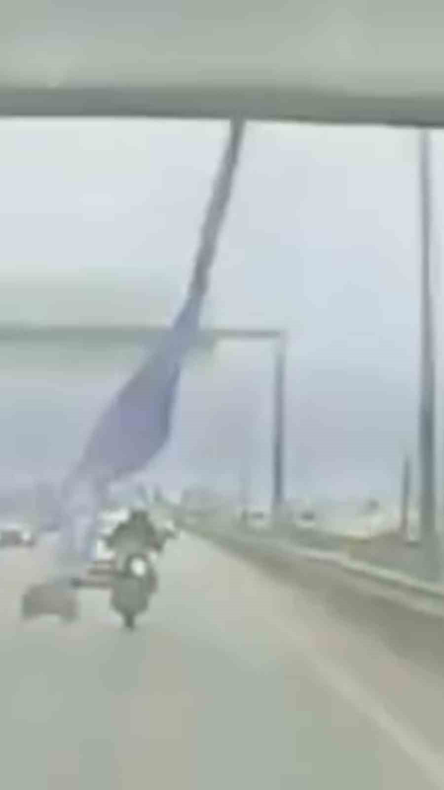 KOCAELİ D100 KARAYOLU'NDA KÖPRÜDEN SARKAN REKLAM AFİŞİNİN MOTOSİKLETLİYE ÇARPMASIYLA MEYDANA GELEN...
