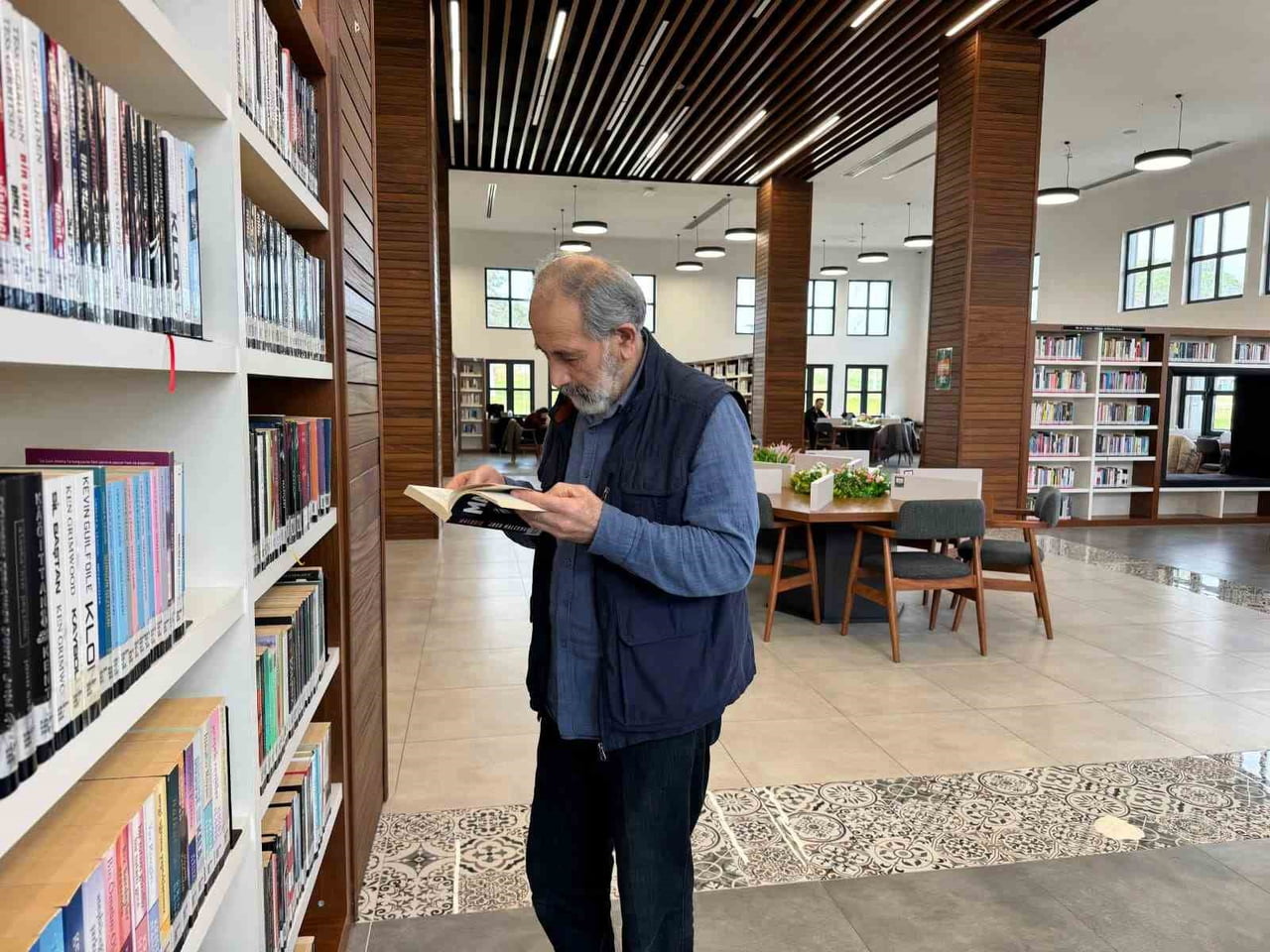 KOCAELİ’DE YAŞAYAN 68 YAŞINDAKİ TUĞRAN SAVAŞ, GEBZE MİLLET BAHÇESİ’NDEKİ KÜTÜPHANEYE HER GÜN...