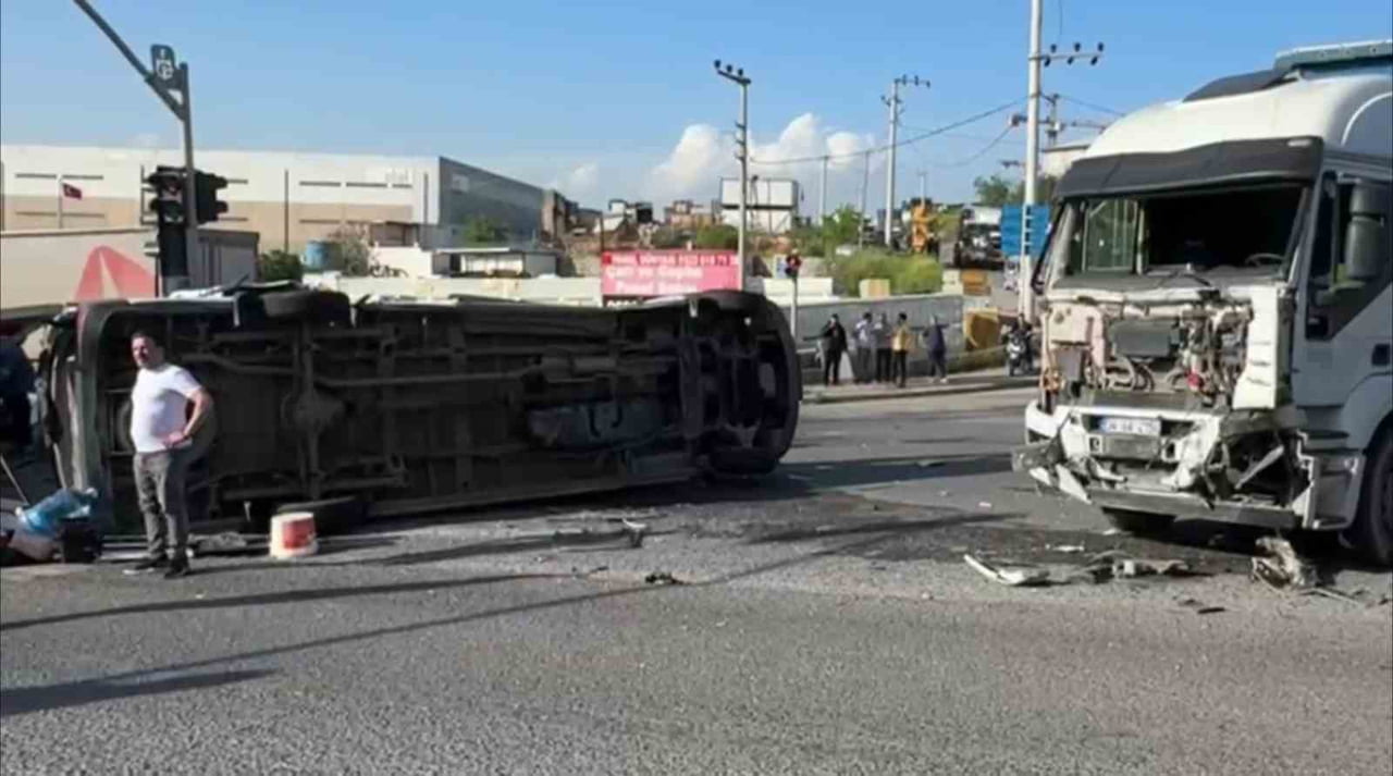 KOCAELİ’NİN ÇAYIROVA İLÇESİNDE TIR İLE ÇARPIŞAN İŞÇİ SERVİSİ DEVRİLİRKEN, KAZADA 8 KİŞİ...