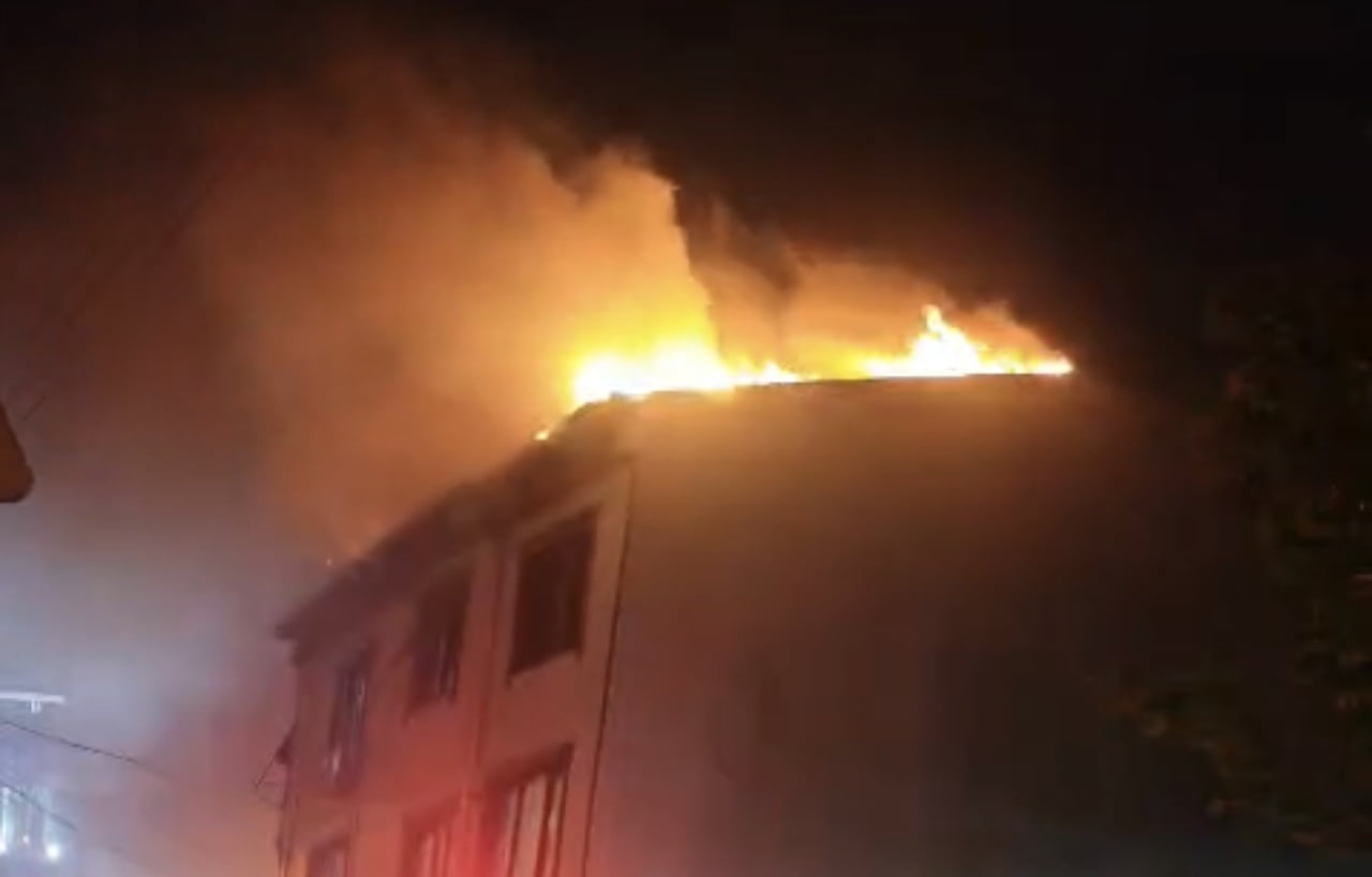 KOCAELİ’NİN DARICA İLÇESİNDE 3 KATLI BİNANIN ÇATI KATINDA ÇIKAN YANGIN KORKUYA SEBEP OLDU. ALEVLER...
