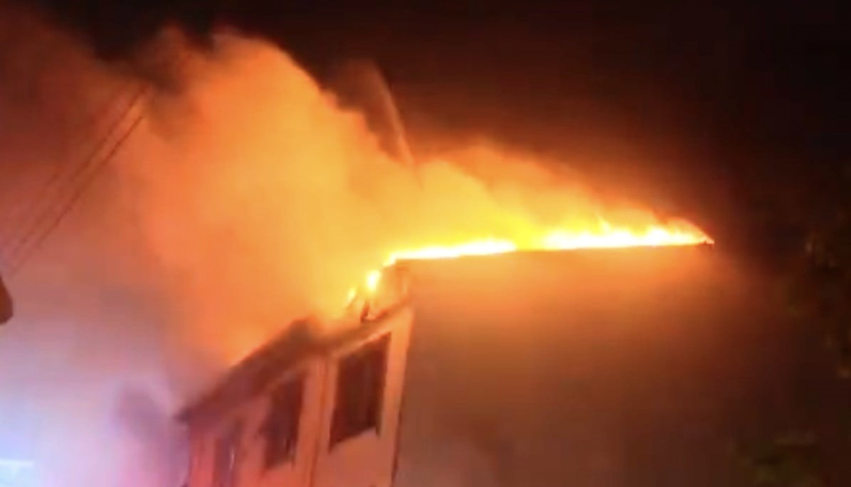 KOCAELİ’NİN DARICA İLÇESİNDE 3 KATLI BİNANIN ÇATI KATINDA ÇIKAN YANGIN KORKUYA SEBEP OLDU. ALEVLER...
