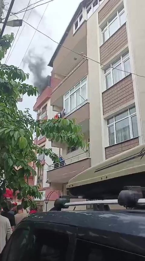 KOCAELİ’NİN GEBZE İLÇESİNDE 5 KATLI BİNANIN TERAS KATINDA ÇIKAN YANGIN, PANİĞE NEDEN OLDU. YANGIN...