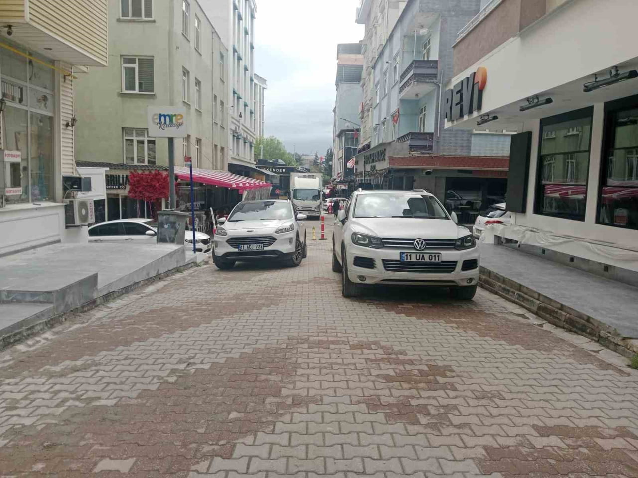 KOMİSYON KARARIYLA ARAÇ TRAFİĞİNE KAPANAN SOKAKTA ARAÇ BİTMİYOR