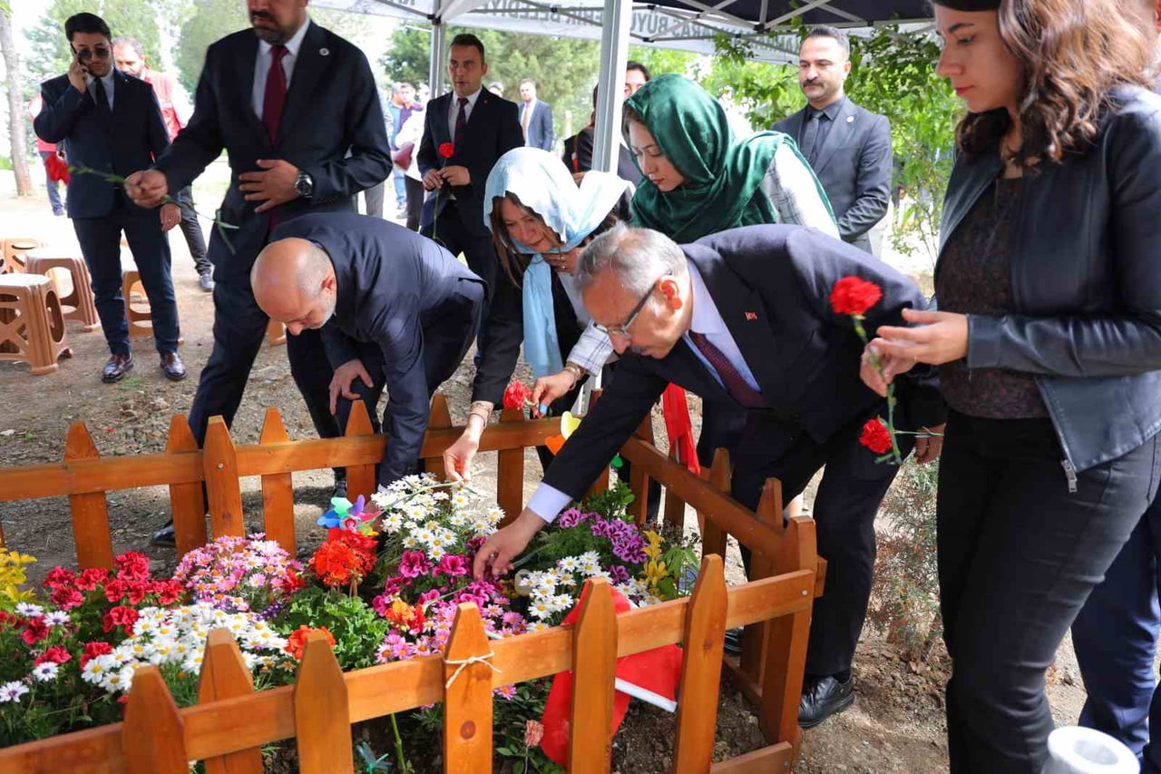 KOMİSYON ÜYELERİ, ÖNCE ÖĞRENCİLERDEN YUSUF TARIK GÜL'ÜN KARACASU KIRIM MEZARLIĞI'NDAKİ, DAHA SONRA...