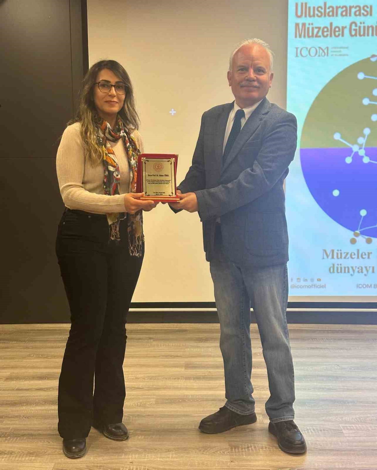 KONFERANS SONRASI VAN RÖLÖVE VE ANITLAR MÜDİRESİ MUKADDER EREN TARAFINDAN PROF. DR. TÖNEL’E PLAKET...
