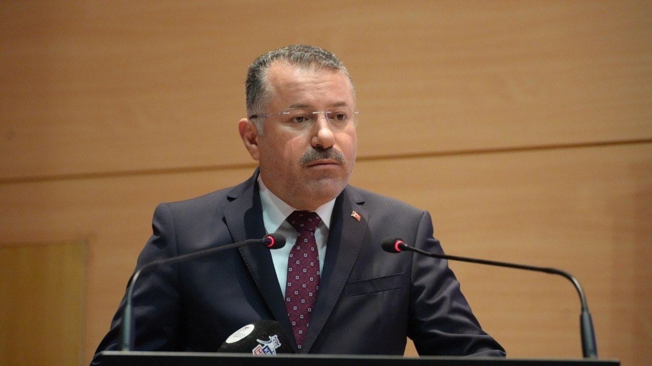 KONGRENİN AÇILIŞINDA KONUŞAN KBÜ REKTÖRÜ PROF. DR. FATİH KIRIŞIK, SPORUN BİLİMSEL TEMELLER ÜZERİNE...