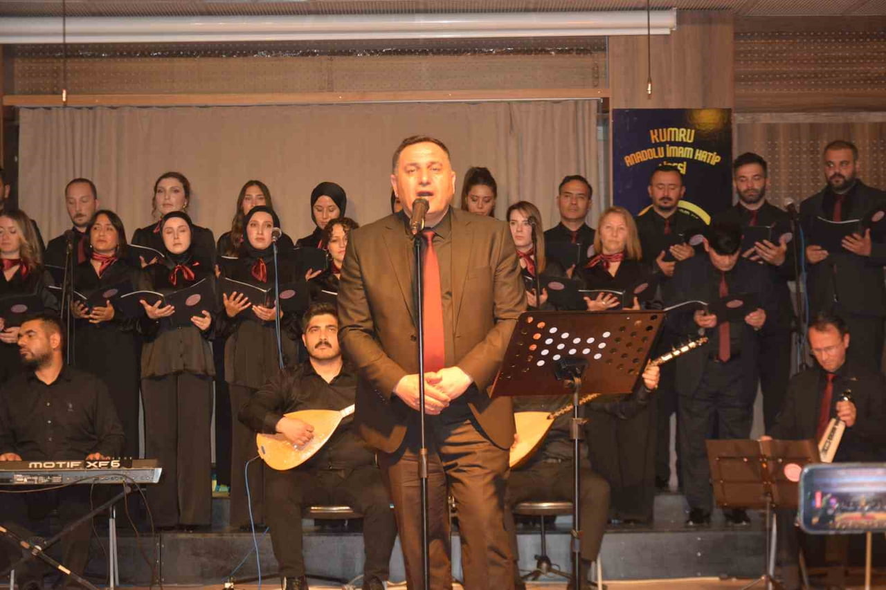KONSERDE ESERLERİ SESLENDİREN ÖĞRETMENLER