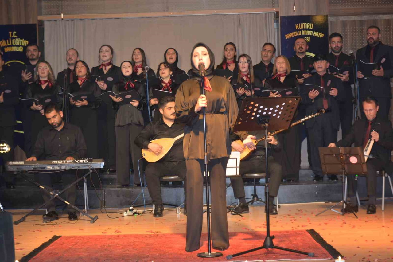 KONSERDE ESERLERİ SESLENDİREN ÖĞRETMENLER