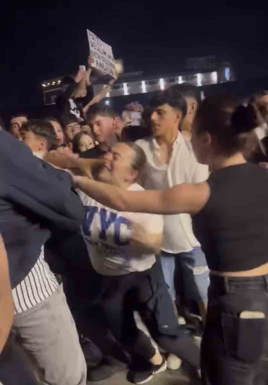 KONSERDE TEKME VE YUMRUKLAR HAVADA UÇUŞTU
