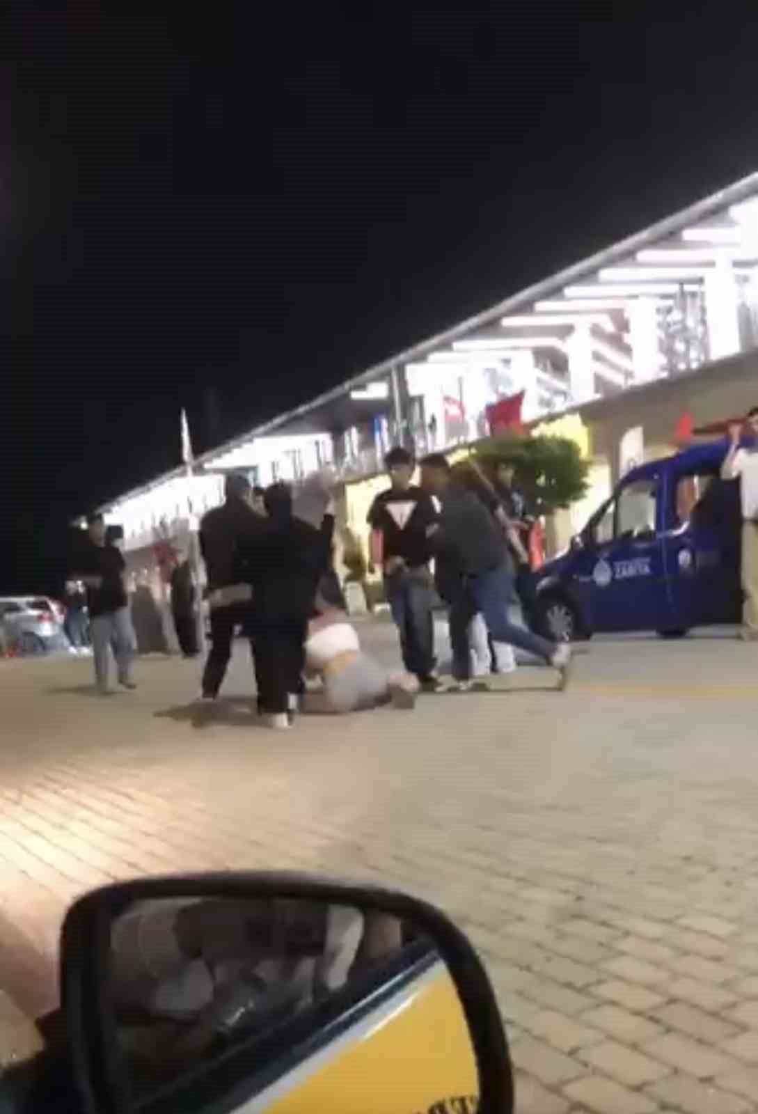 KONSERDE TEKME VE YUMRUKLAR HAVADA UÇUŞTU