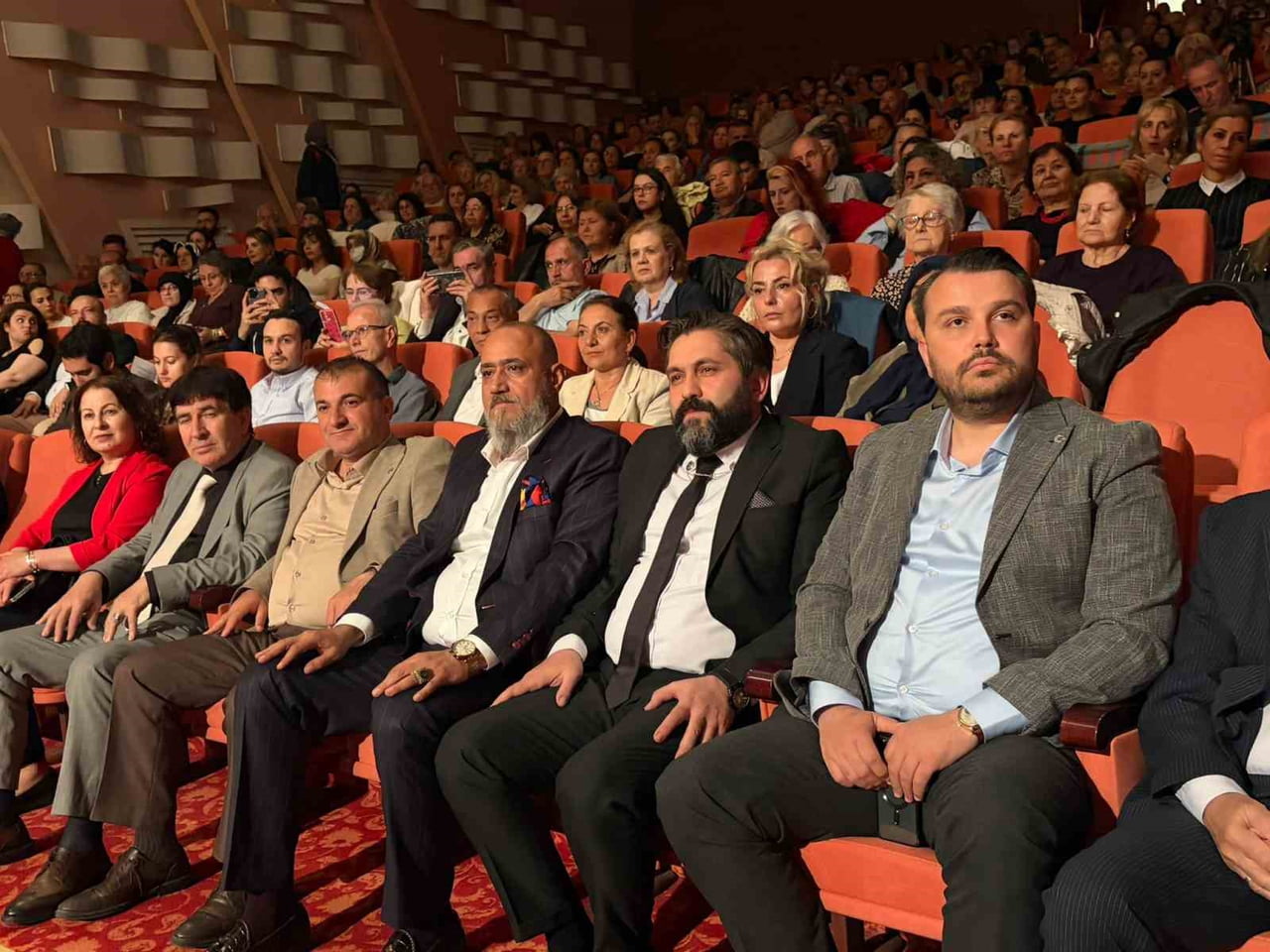 KONSERİ İZLEYEN SANATSEVERLER
