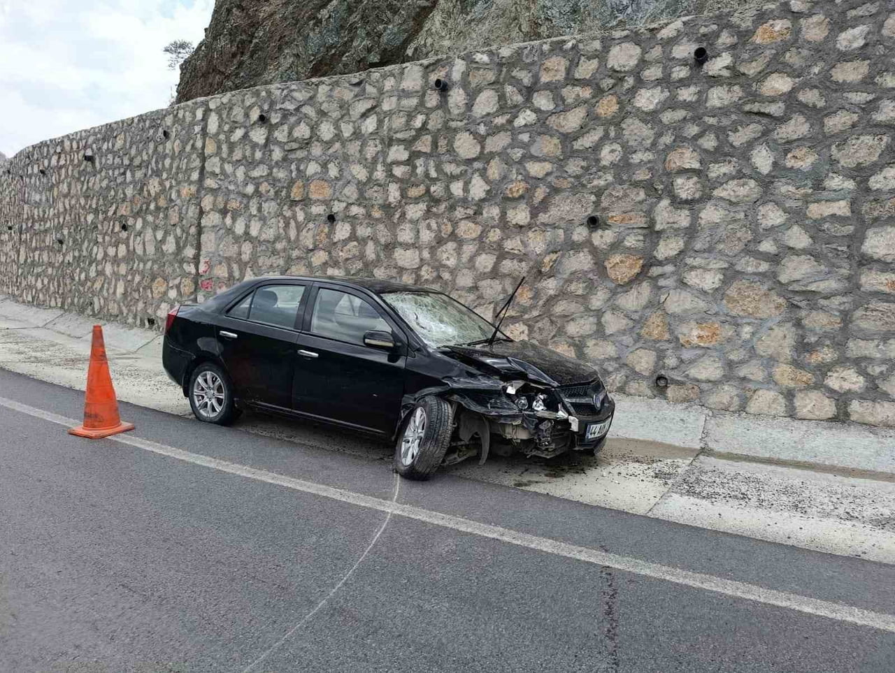 KONTROLDEN ÇIKAN ARAÇ BARİYERLERE ÇARPTI: 1 YARALI