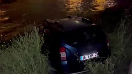 Kontrolden çıkan araç dereye uçtu, kaza sonrası sürücü kaçtı