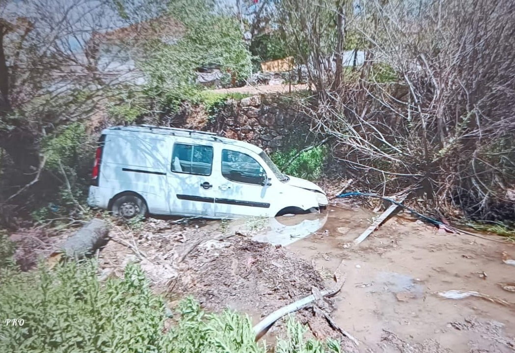KONTROLDEN ÇIKAN ARAÇ SULAMA KANALINA SAVRULDU: 1 YARALI