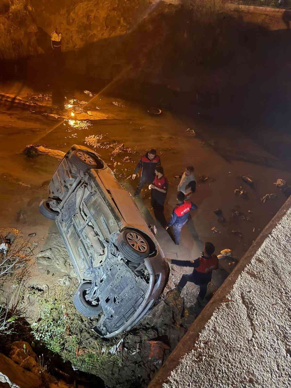 KONTROLDEN ÇIKAN OTOMOBİL KÖPRÜDEN BAĞLAMA KANALINA UÇTU