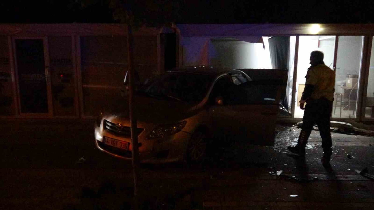 KONTROLDEN ÇIKAN OTOMOBİLİN ÇARPTIĞI ARAÇ KONTEYNERE GİRDİ