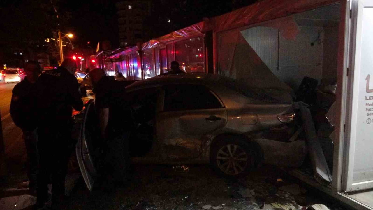 KONTROLDEN ÇIKAN OTOMOBİLİN ÇARPTIĞI ARAÇ KONTEYNERE GİRDİ