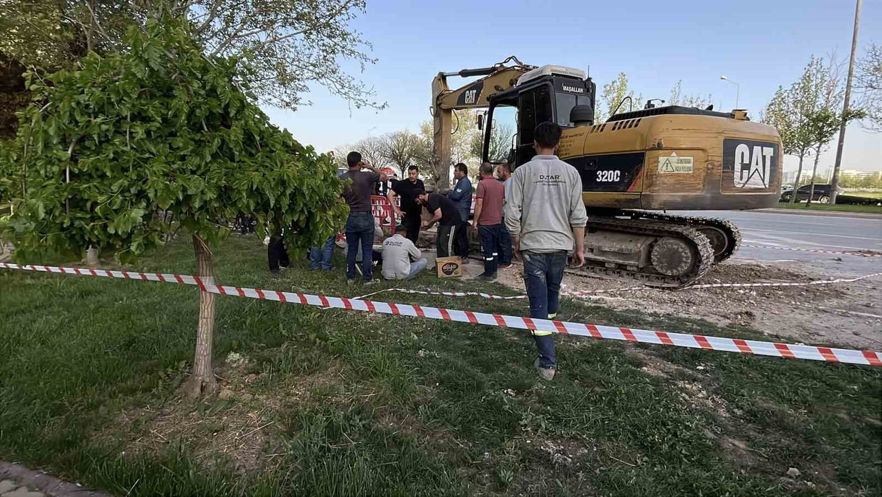 KONYA'DA MEDAŞ İŞÇİLERİNİN ÇALIŞTIĞI ALANDA GÖÇÜK MEYDANA GELMESİ SONUCU 2 KİŞİ...