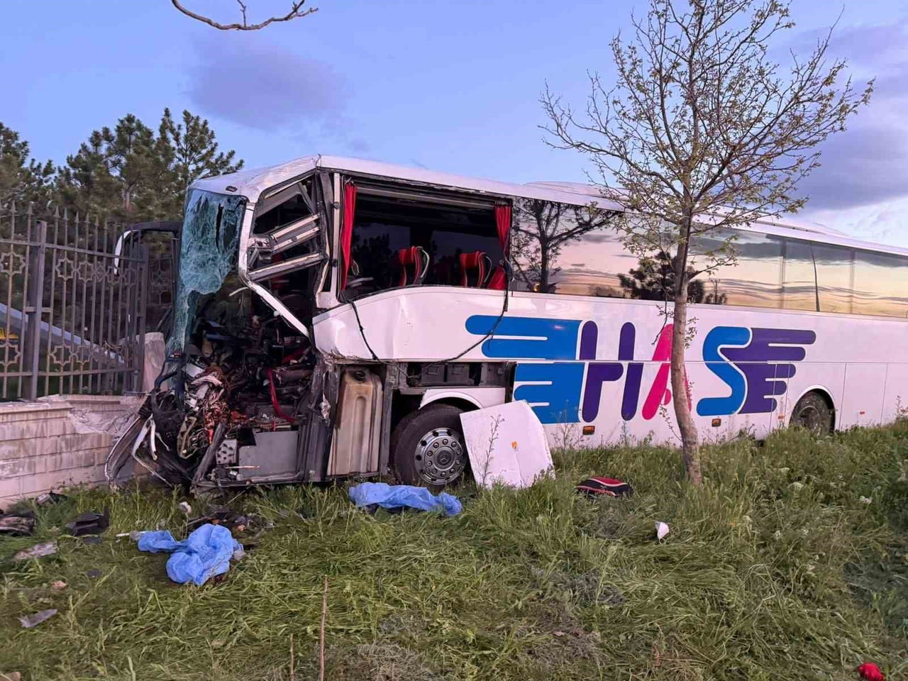KONYA'DA ÖNCE TIRA, SONRA YOLDAN YOLDAN ÇIKARAK AĞAÇ, DİREK VE DUVARA ÇARPAN YOLCU OTOBÜSÜNÜN...