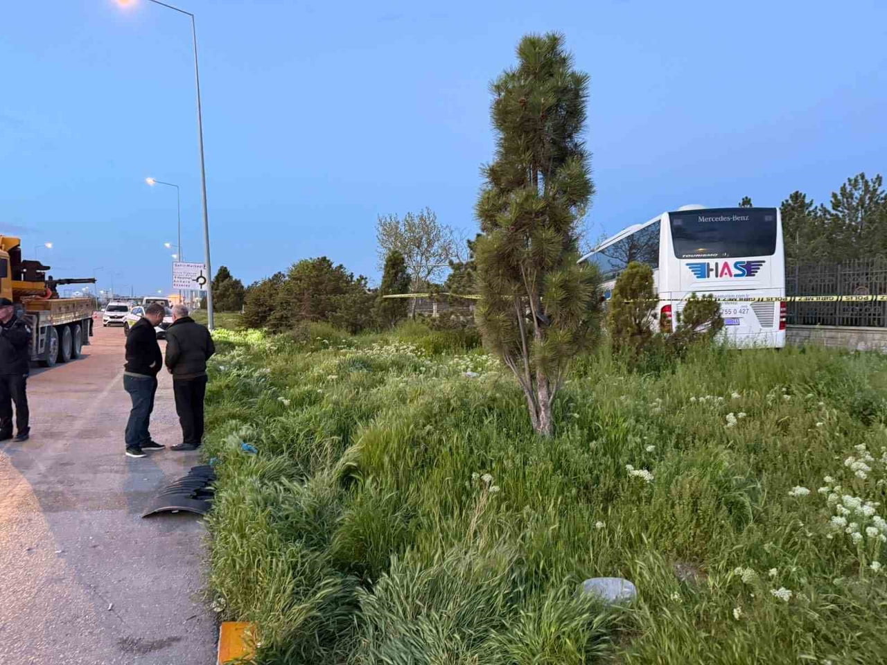 KONYA'DA ÖNCE TIRA, SONRA YOLDAN YOLDAN ÇIKARAK AĞAÇ, DİREK VE DUVARA ÇARPAN YOLCU OTOBÜSÜNÜN...
