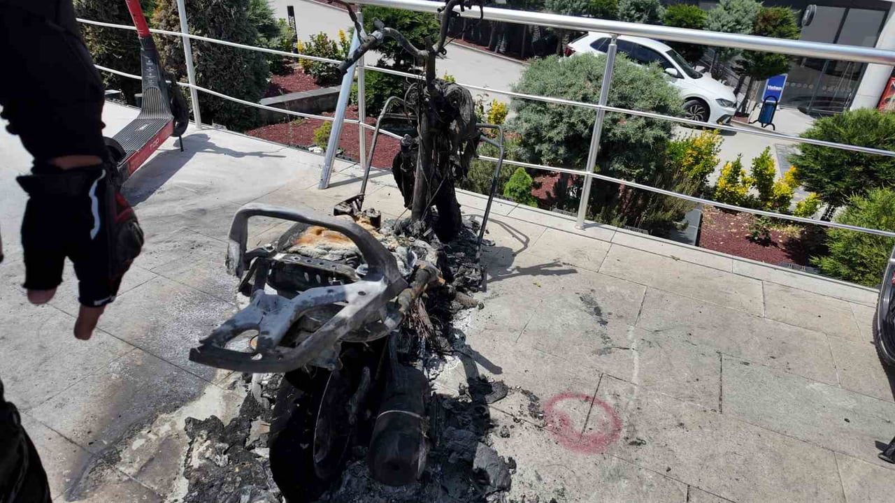 KONYA'DA PAKET SERVİSİNE ÇIKAN MOTOSİKLETLİ KURYE YANAN MOTOSİKLETE YANGIN SÖNDÜRME TÜPÜYLE...