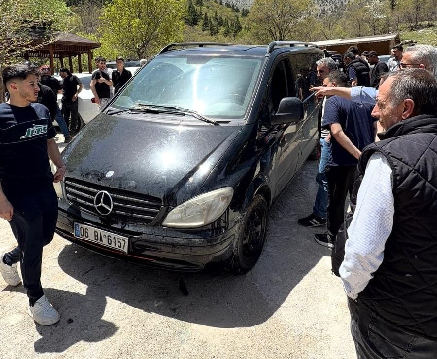 KONYA'NIN BOZKIR İLÇESİNDE BULUNAN AYGIRDİBİ MEVKİSİNDE FRENİ BOŞALAN MİNİBÜS ÇAYA...
