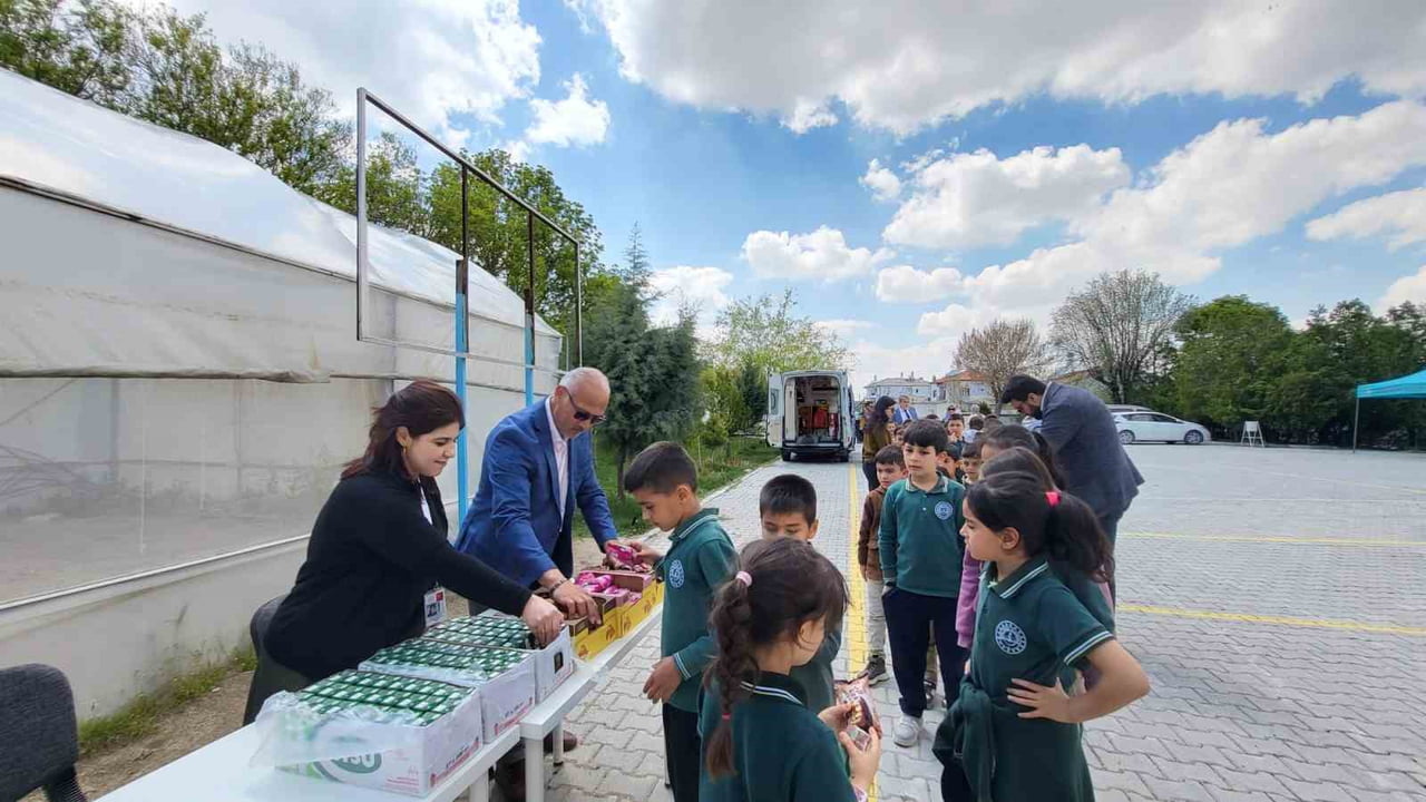 KONYA'NIN KARAPINAR İLÇESİNDE SAĞLIK MÜDÜRLÜĞÜNCE "SAĞLIKLI ÇOCUK SAĞLIKLI GELECEK" İLKOKULU...