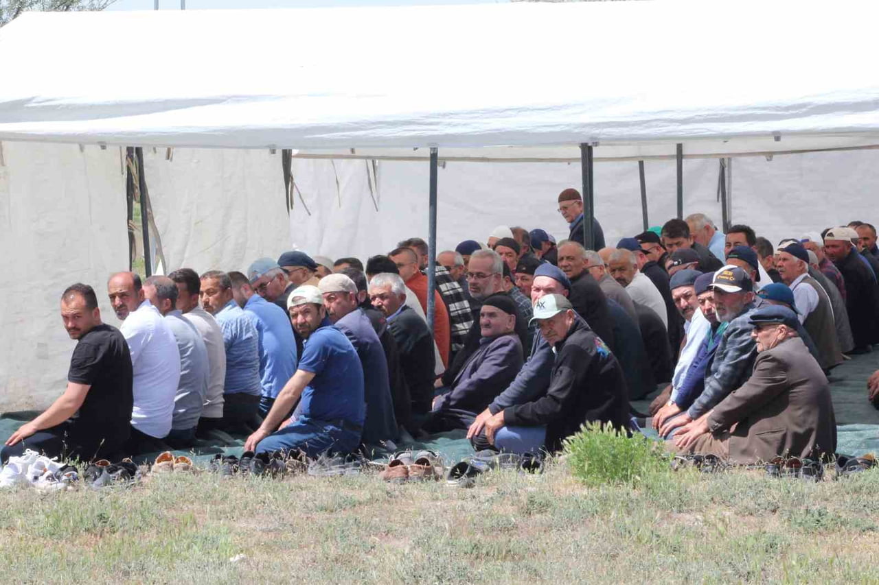 KONYA'NIN KARAPINAR İLÇESİNDE VATANDAŞLAR, BEREKETLİ YAĞMUR YAĞIŞLARI İÇİN ŞÜKÜR DUASINA...