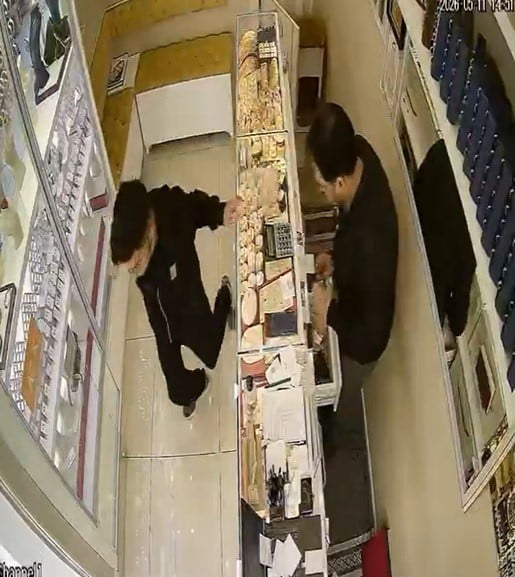 KONYA’DA BİR KUYUMCUYA GELEN KİŞİ, 2 CUMHURİYET ALTININI ‘PARAM GELECEK’ BAHANESİYLE BEKLETTİĞİ...