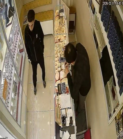 KONYA’DA BİR KUYUMCUYA GELEN KİŞİ, 2 CUMHURİYET ALTININI ‘PARAM GELECEK’ BAHANESİYLE BEKLETTİĞİ...