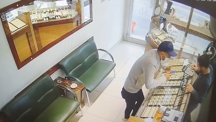 KONYA’DA KUYUMCUYA GELEREK ‘EŞİME SÜRPRİZ YAPACAĞIM’ BAHANESİYLE GİRDİĞİ KUYUMCUDAN PIRLANTA ÇALAN...