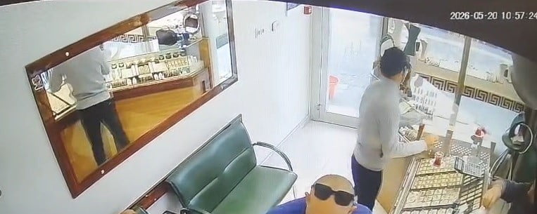 KONYA’DA KUYUMCUYA GELEREK ‘EŞİME SÜRPRİZ YAPACAĞIM’ BAHANESİYLE GİRDİĞİ KUYUMCUDAN PIRLANTA ÇALAN...
