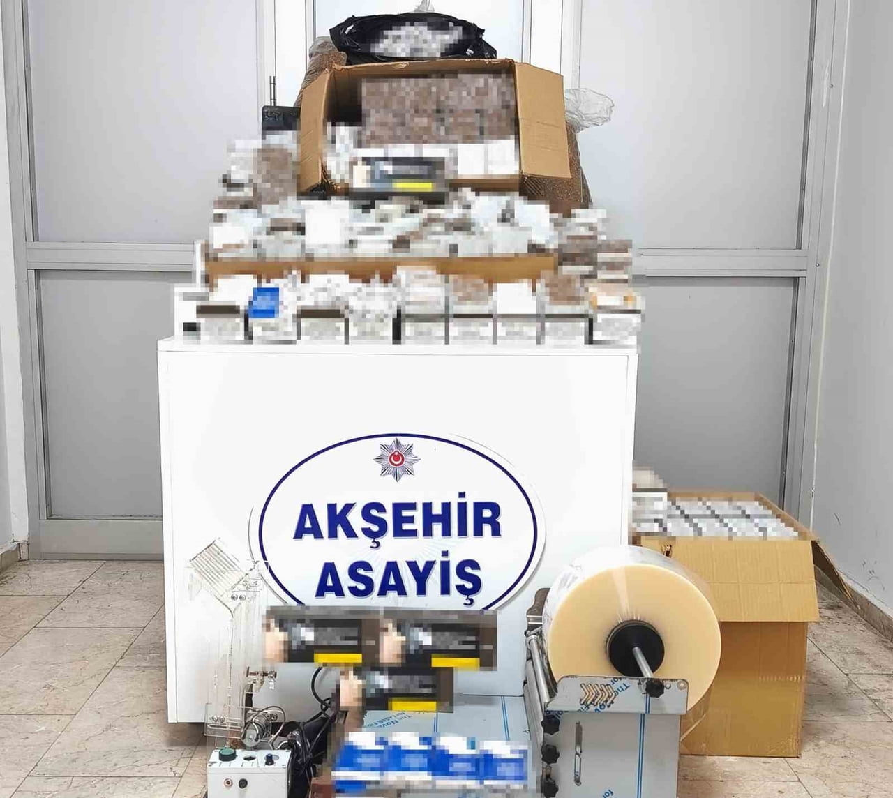 KONYA’NIN AKŞEHİR İLÇESİNDE POLİS EKİPLERİNCE DÜZENLENEN KAÇAK SİGARA OPERASYONUNDA ÇOK SAYIDA...