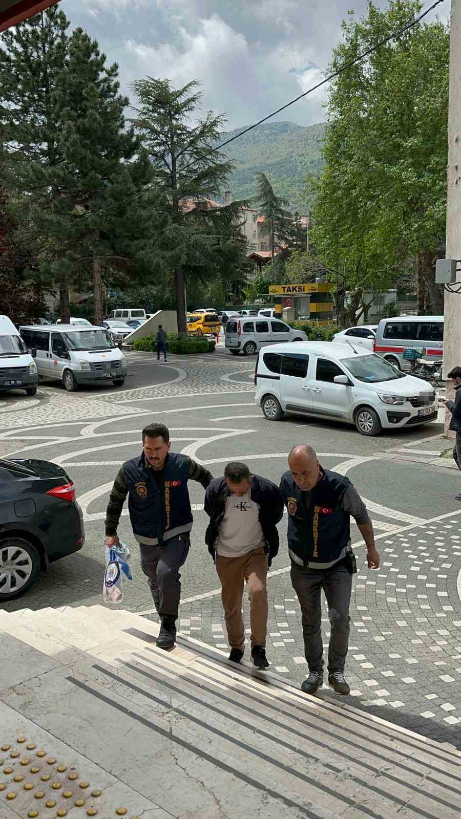 KONYA’NIN AKŞEHİR İLÇESİNDE POLİS EKİPLERİNCE DÜZENLENEN UYUŞTURUCU OPERASYONUNDA 5 ŞÜPHELİ...