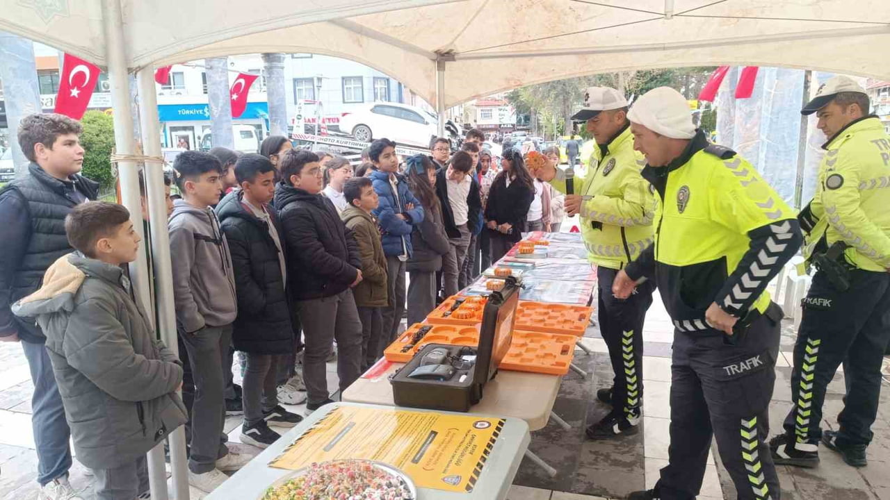 KONYA’NIN BEYŞEHİR İLÇESİNDE DÜZENLENEN KARAYOLU TRAFİK HAFTASI ETKİNLİĞİNDE KAZA YAPAN BİR...