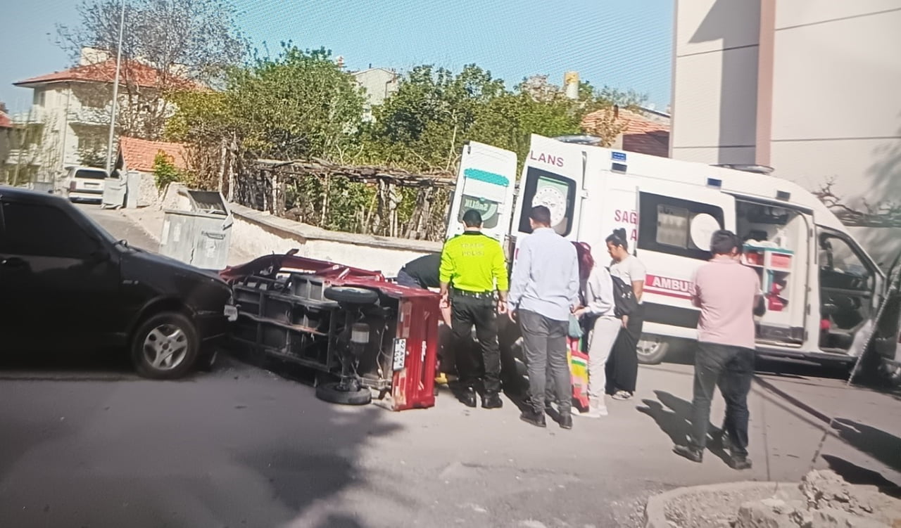 KONYA’NIN BEYŞEHİR İLÇESİNDE MEYDANA GELEN TRAFİK KAZASINDA OTOMOBİL İLE ELEKTRİKLİ MOTOSİKLETİN...