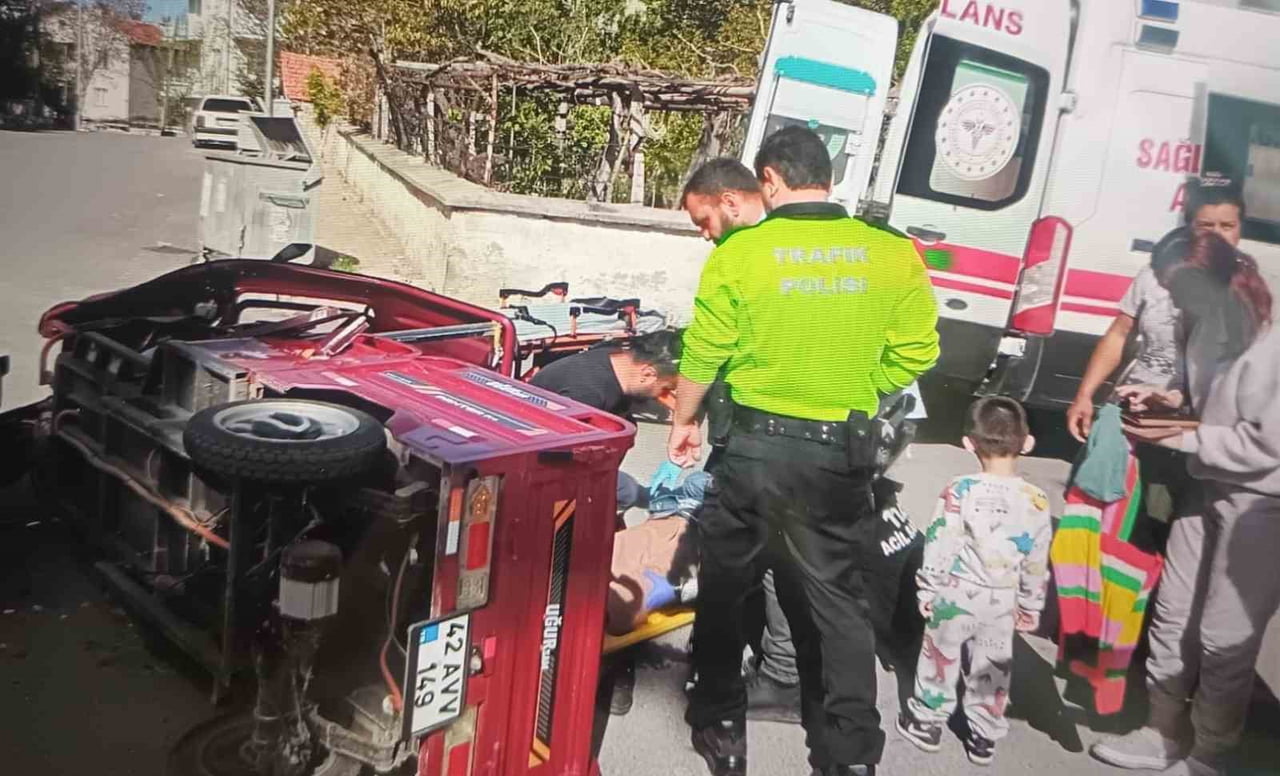 KONYA’NIN BEYŞEHİR İLÇESİNDE MEYDANA GELEN TRAFİK KAZASINDA OTOMOBİL İLE ELEKTRİKLİ MOTOSİKLETİN...