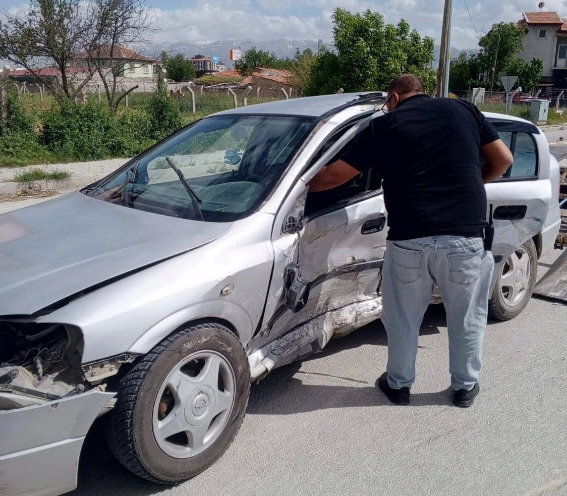 KONYA’NIN EREĞLİ İLÇESİNDE MEYDANA GELEN TRAFİK KAZASINDA İKİ OTOMOBİLİN ÇARPIŞMASI SONUCU 5 KİŞİ...