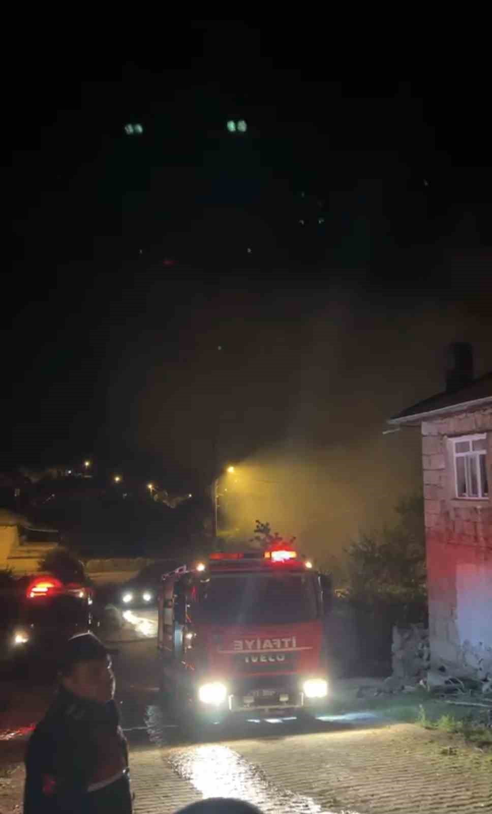 KONYA’NIN SEYDİŞEHİR İLÇESİNDE SAMANLIKTA ÇIKAN YANGIN, İTFAİYE EKİPLERİNİN HIZLI MÜDAHALESİ...