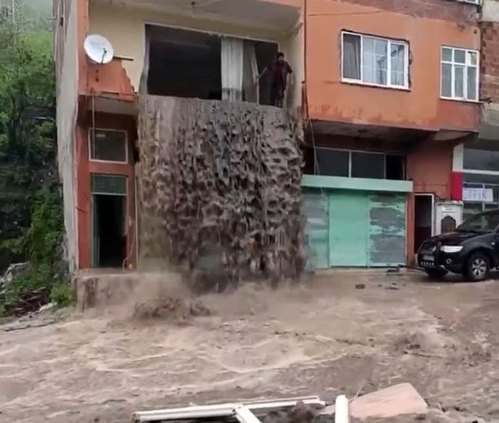 KORGAN İLÇESİNDE ETKİLİ OLAN AŞIRI YAĞIŞLAR SONUCU SEL SULARI BİR EVİN İÇERİSİNDE ŞELALE GİBİ...
