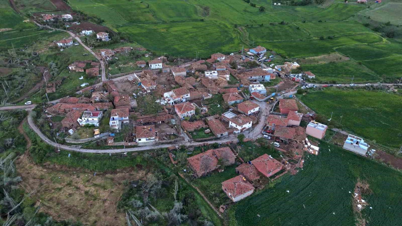 KÖYDE YAŞAYAN 5 VATANDAŞ YARALANDI. 112 ACİL ÇAĞRI MERKEZİNE YAPILAN İHBAR ÜZERİNE KÖYE AFAD...
