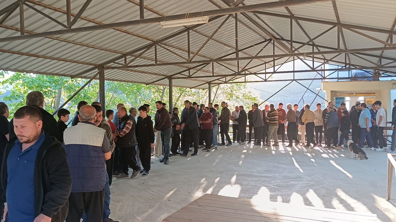 KOZAN'DA KUYTUCAK MAHALLESİNDE KÖY SAKİNLERİ GENEKSEL BAYRAMLAŞMA İÇİN SABAH NAMAZI SONRASI CAMİ...