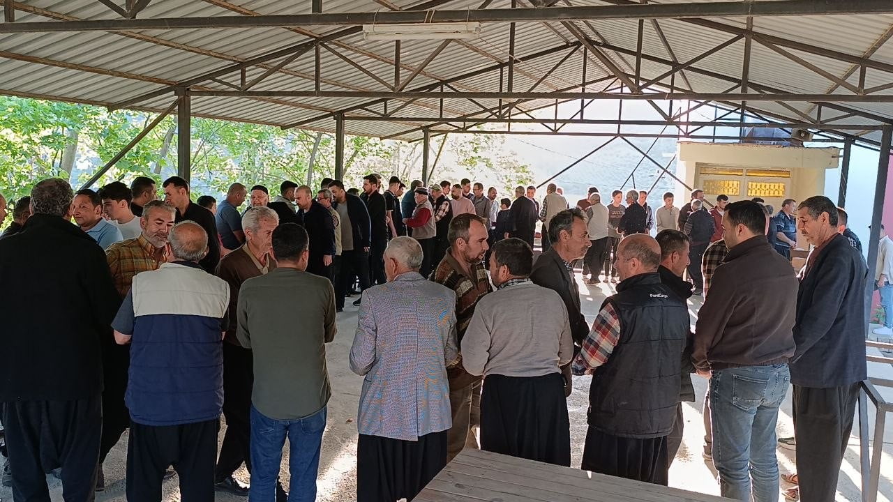 KOZAN'DA KUYTUCAK MAHALLESİNDE KÖY SAKİNLERİ GENEKSEL BAYRAMLAŞMA İÇİN SABAH NAMAZI SONRASI CAMİ...