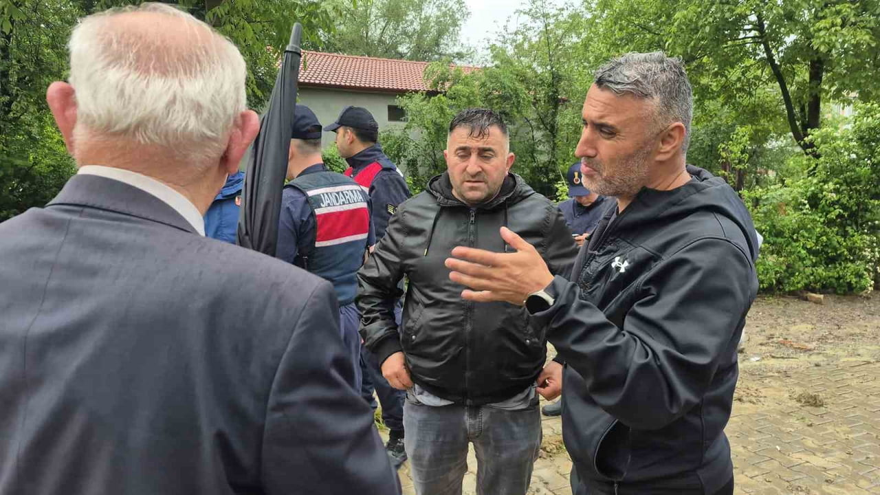 KOZCAĞIZ'DA YAKLAŞIK 30 HASTA VE SAĞLIK ÇALIŞANLARI MAHSUR KALDIĞI SAĞLIK OCAĞINDAN...
