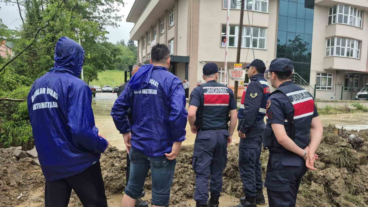 KOZCAĞIZ'DA YAKLAŞIK 30 HASTA VE SAĞLIK ÇALIŞANLARI MAHSUR KALDIĞI SAĞLIK OCAĞINDAN...