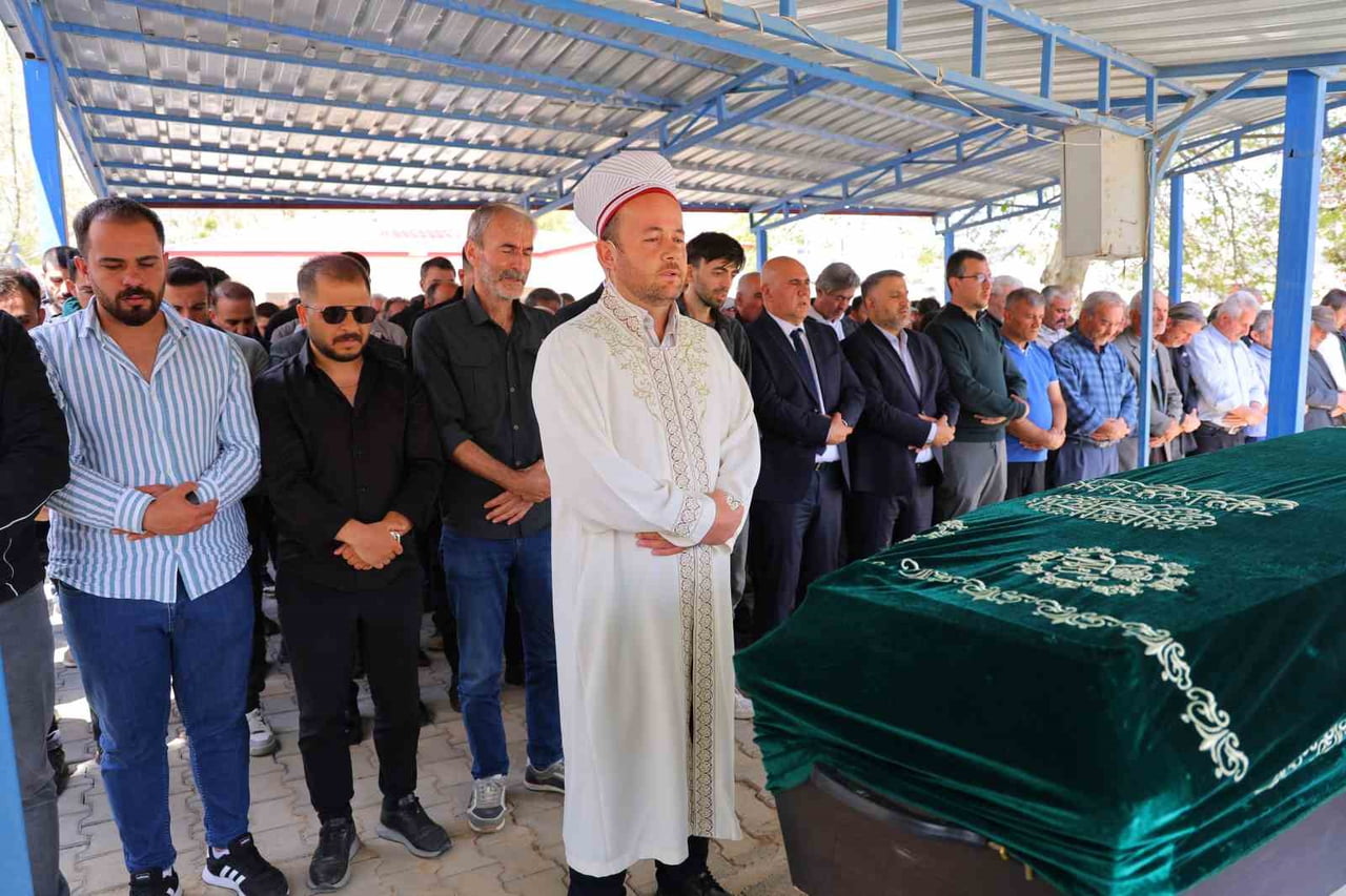 KÜBRA YAPICI, MEMLEKETİ KAHRAMANMARAŞ'IN EKİNÖZÜ İLÇESİNDE SON YOLCULUĞUNA UĞURLANDI.