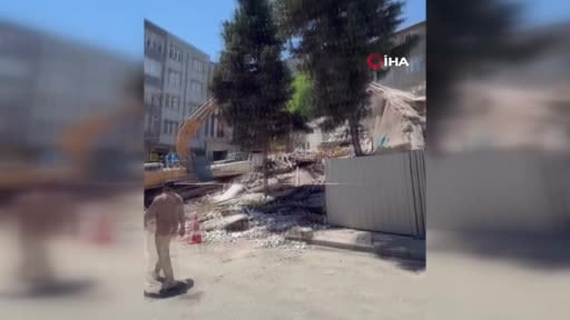 Küçükçekmece'de kentsel dönüşüm kapsamında boşaltılarak yıkımı yapılan bina çöktü