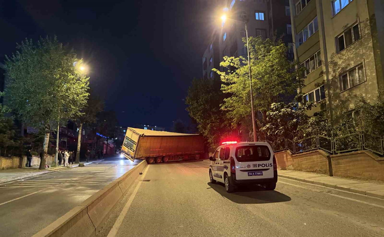 KÜÇÜKÇEKMECE'DE PALET YÜKLÜ TIR, RAMPAYI ÇIKTIĞI SIRADA GERİ GERİ KAYARAK REFÜJE ÇIKTI. YAN YATAN...