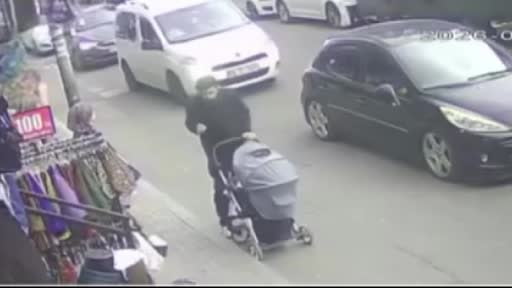 Küçükçekmece'de şiddetli rüzgarda kopan boru parçası bebek arabasıyla bekleyen bir kişinin başına...